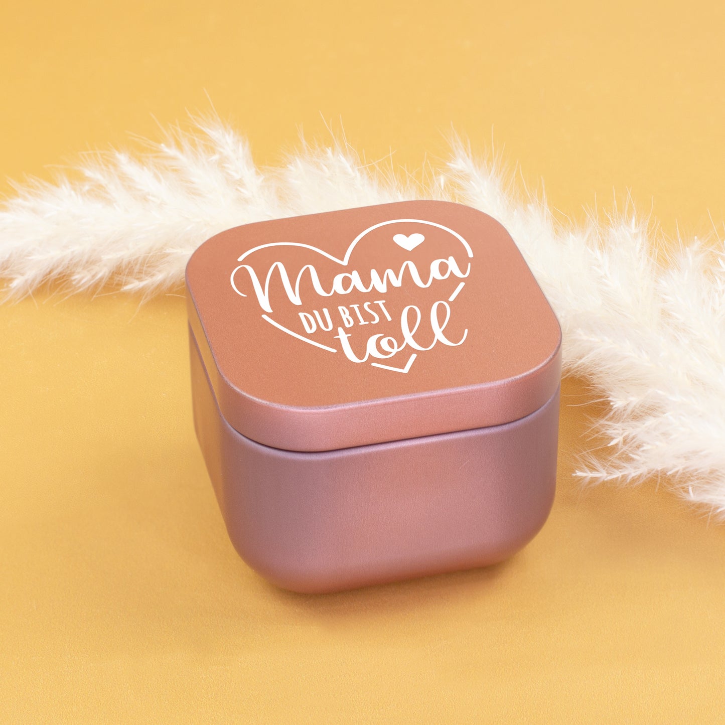 Geschlossene roséfarbene Metallkerze mit Motiv „Mama du bist toll“ auf goldenem Hintergrund