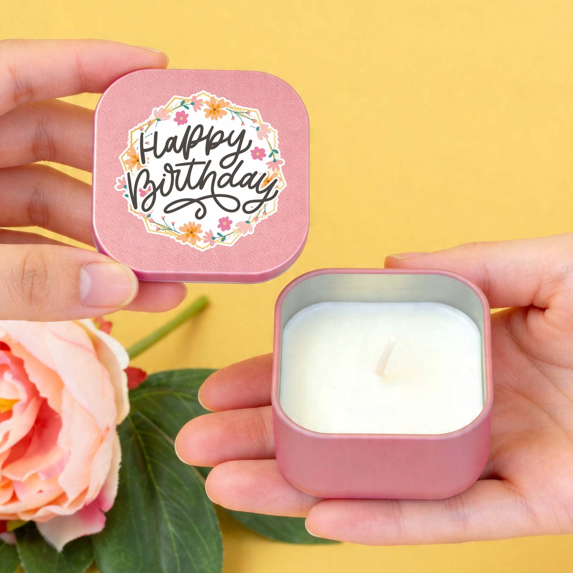 Hände öffnen roségoldene Mini Duftkerze mit Vanillewachs und Happy Birthday Deckel