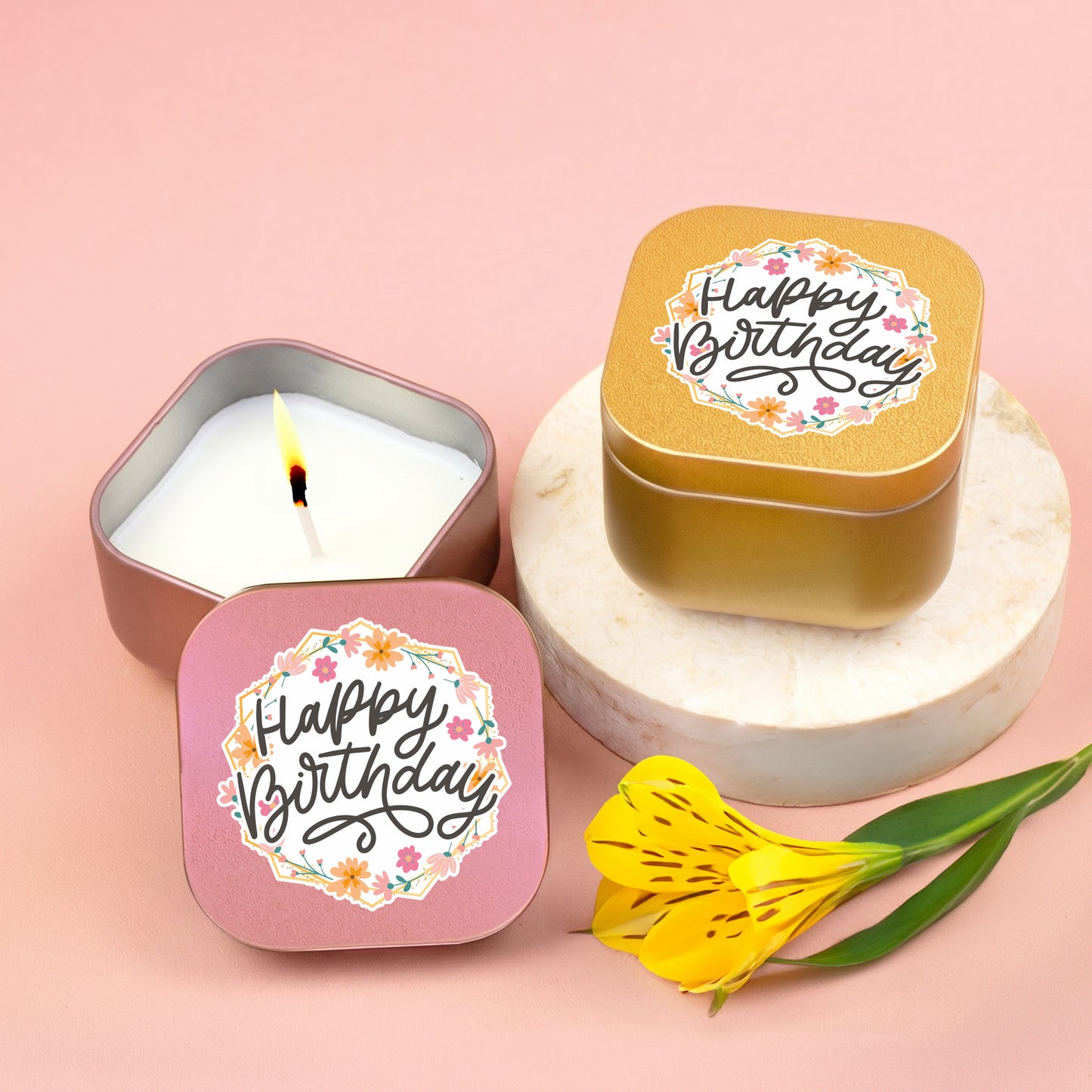 Goldene und roségoldene Mini Duftkerzen mit Happy Birthday Motiv als Geburtstagsgeschenk dekoriert