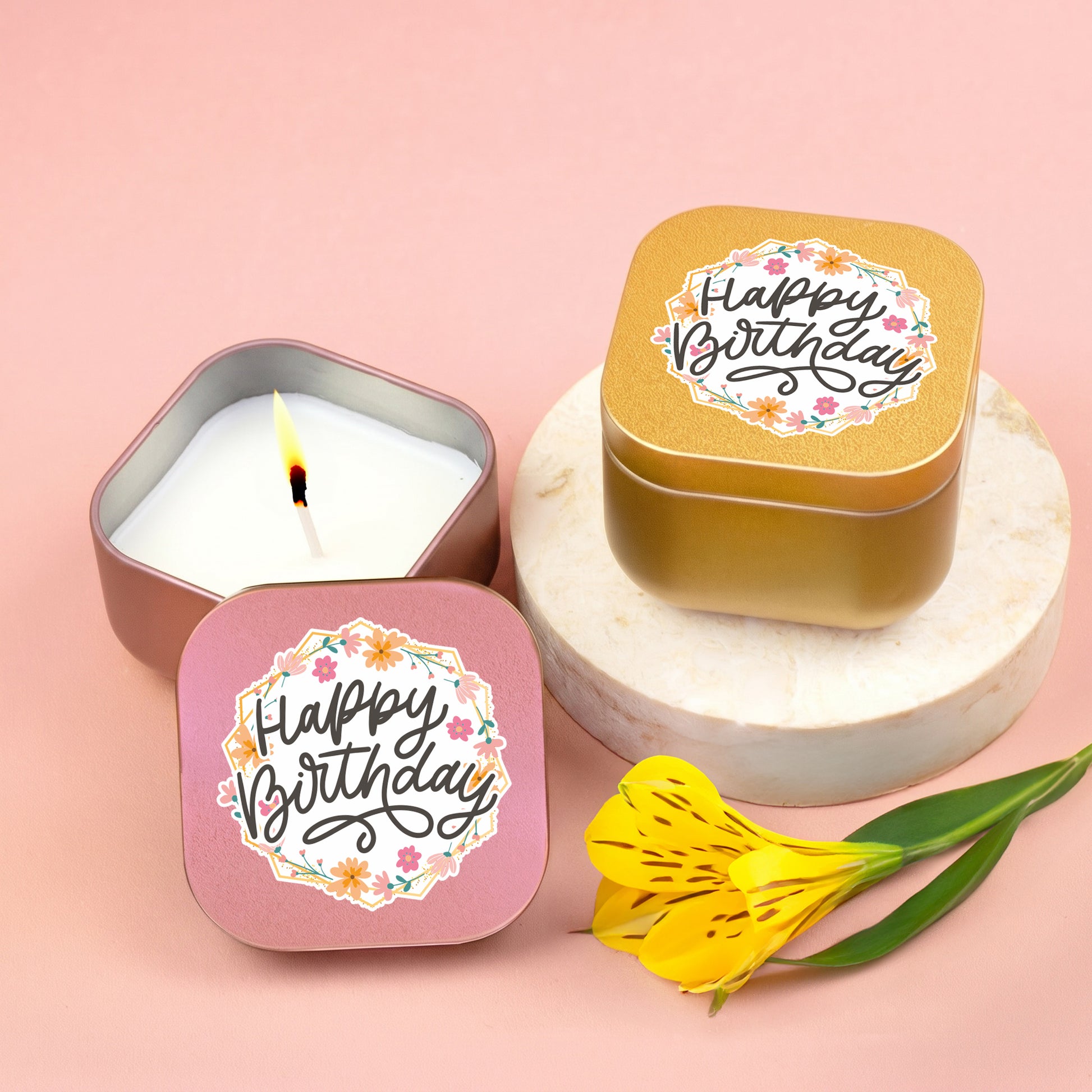 Goldene und roségoldene Mini Duftkerzen mit Happy Birthday Motiv als Geburtstagsgeschenk dekoriert
