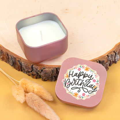 Roségoldene Mini Duftkerze mit Happy Birthday Motiv auf Holzscheibe dekoriert mit Trockenblumen