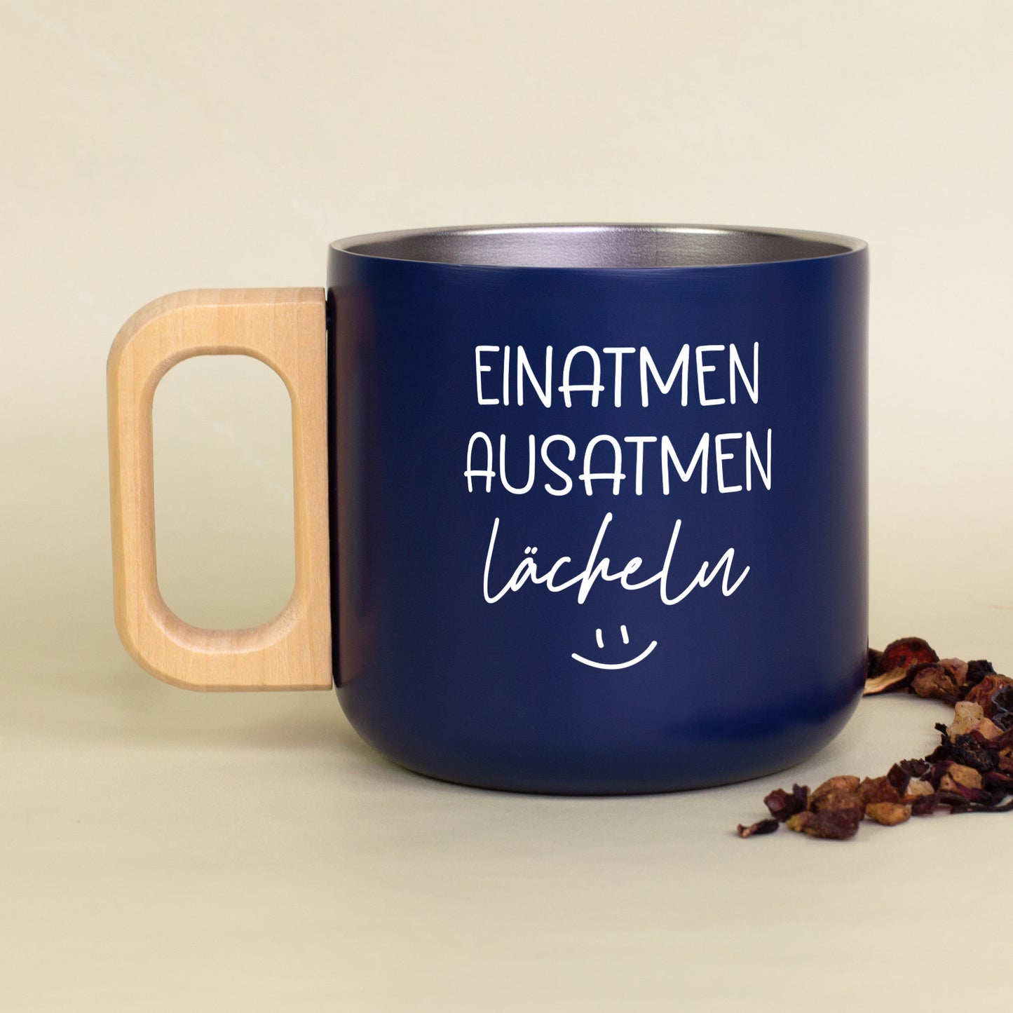 Dunkelblauer Edelstahlbecher mit Holzgriff und Spruch Einatmen Ausatmen Lächeln