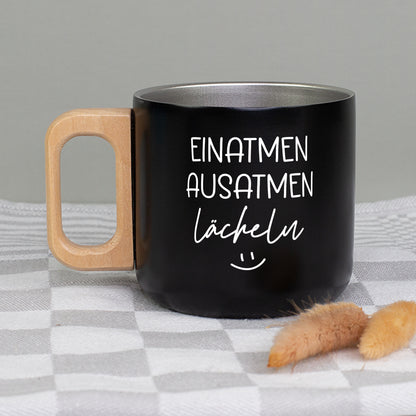 Schwarze Metalltasse mit Holzgriff, Smile-Motiv und positivem Spruch für Kaffee oder Tee