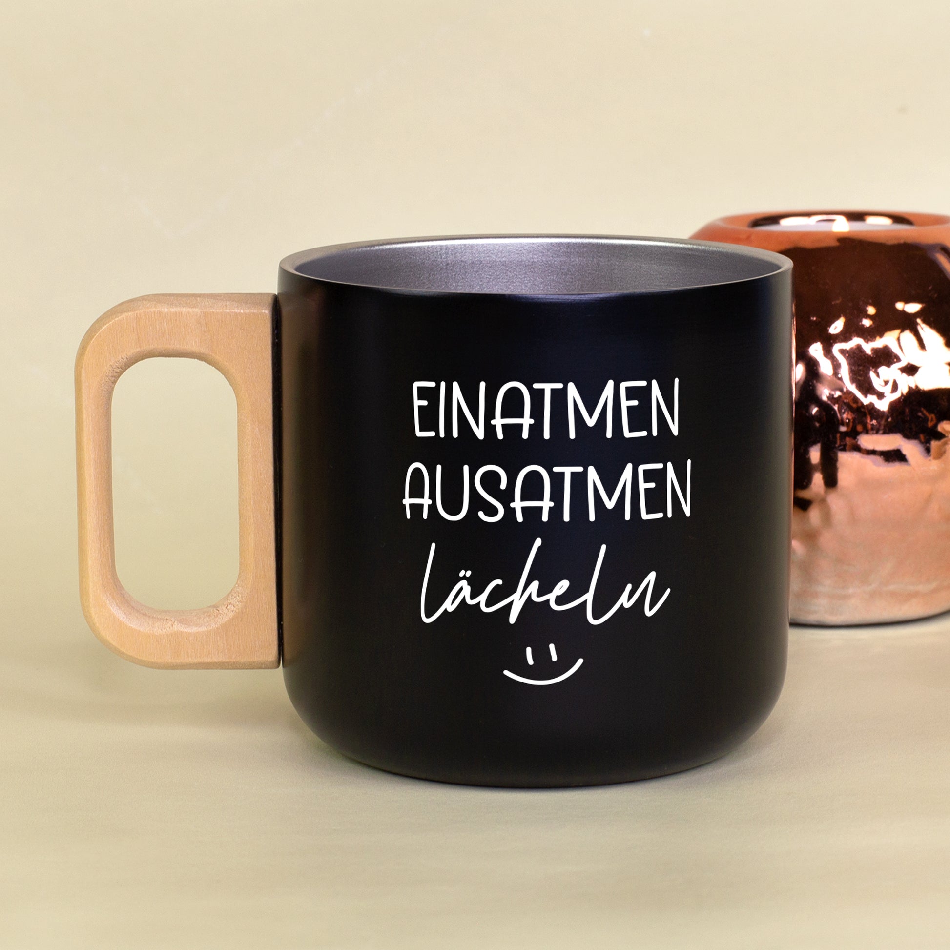 Doppelwandiger Edelstahlbecher in Schwarz mit natürlichem Holzgriff und weißem Druck