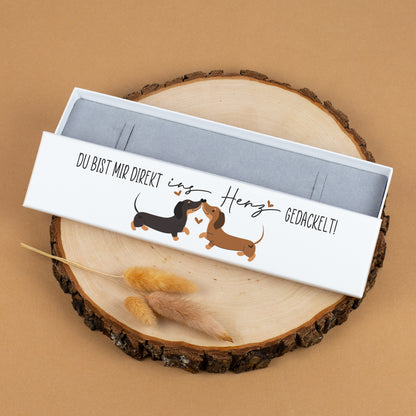 Schmuckverpackung mit Dackel-Motiv & Spruch 'Du bist mir direkt ins Herz gedackelt!' für Paare