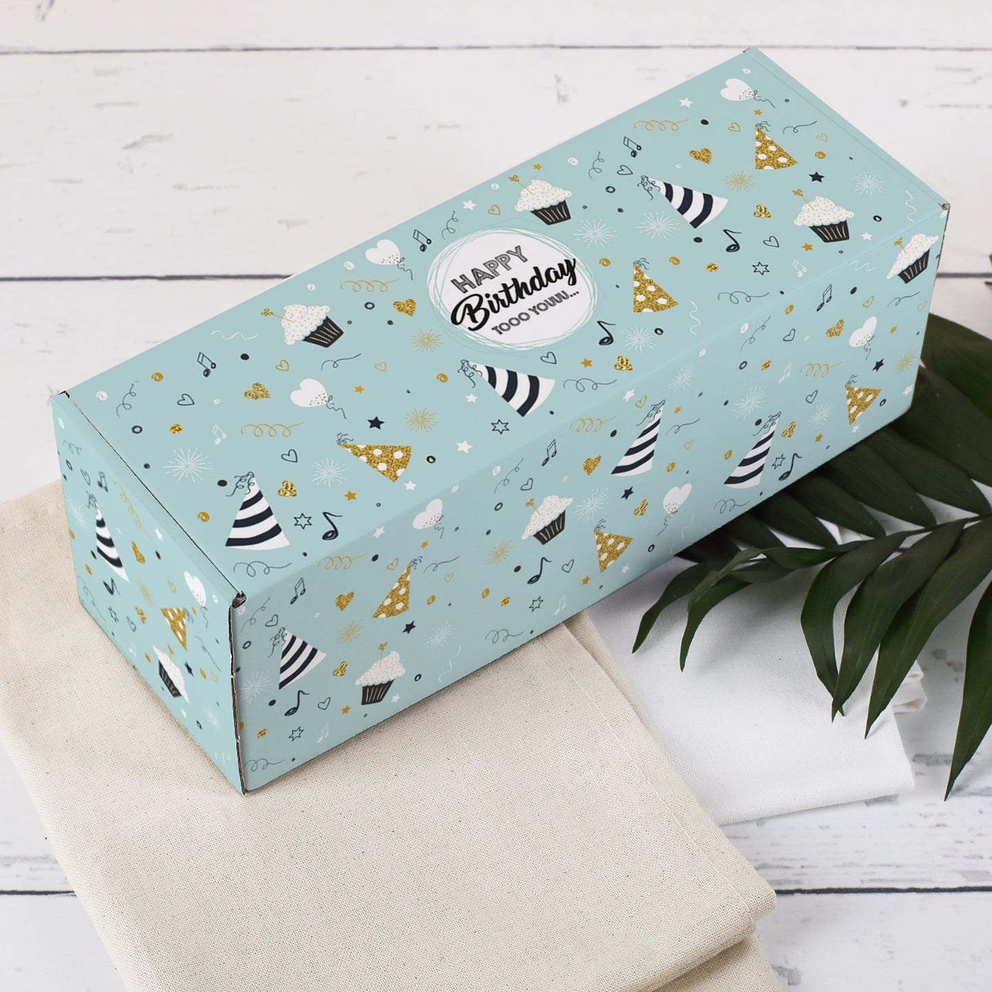 Längliche Geschenkbox zum Geburtstag mit türkisfarbenem Partymotiv und Aufschrift „Happy Birthday tooo youuu…“