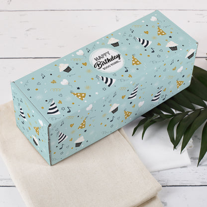 Längliche Geschenkbox zum Geburtstag mit türkisfarbenem Partymotiv und Aufschrift „Happy Birthday tooo youuu…“