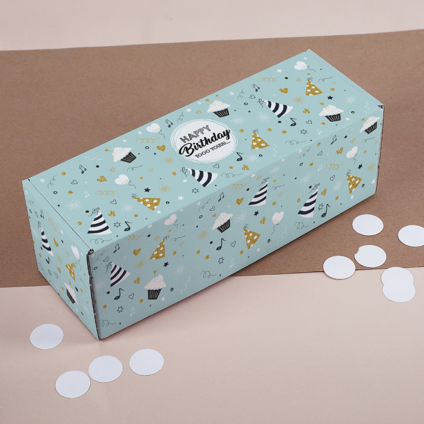 Geöffnete Geschenkbox mit weißem Innenraum und stabiler Klappdeckelkonstruktion