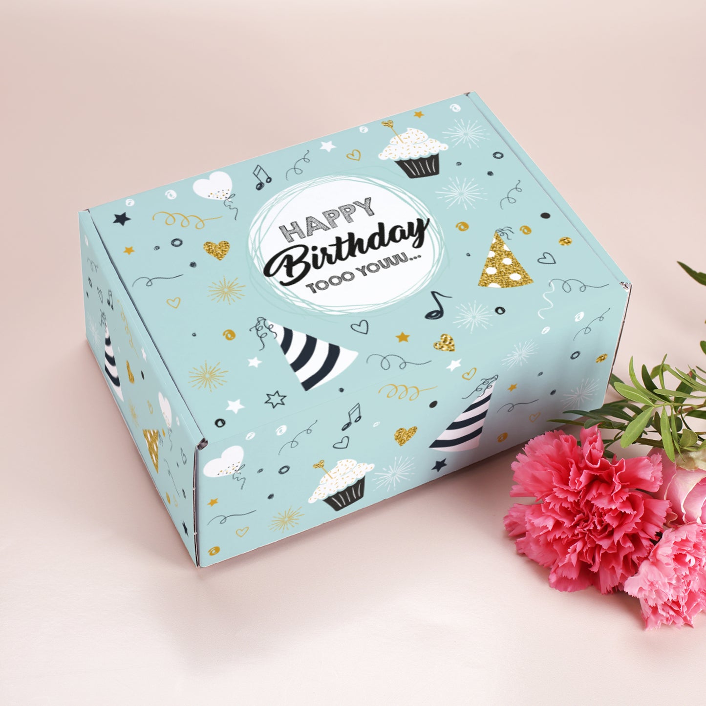 Geschenkverpackung zum Geburtstag mit pinken Blumen auf hellem Hintergrund, Motiv in Türkis mit Partyhüten