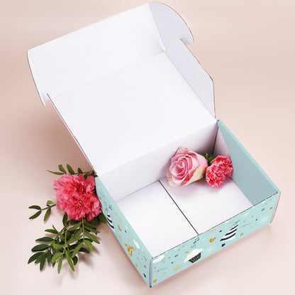Geöffnete Geburtstagsbox mit leerem Innenraum, dekoriert mit Rosen und Nelken