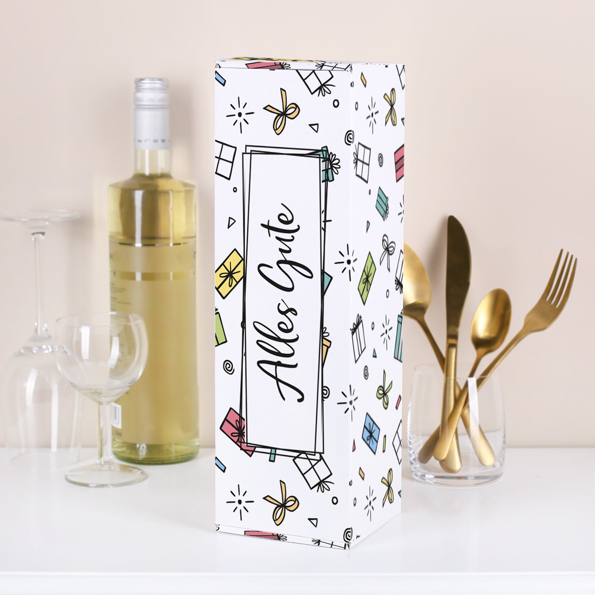 Flaschenverpackung „Alles Gute“ – geschlossene Pappbox mit buntem Geschenk-Motiv, zentralem „Alles Gute“-Schriftzug und stabiler Konstruktion. Ideal für Wein- und Sektflaschen.