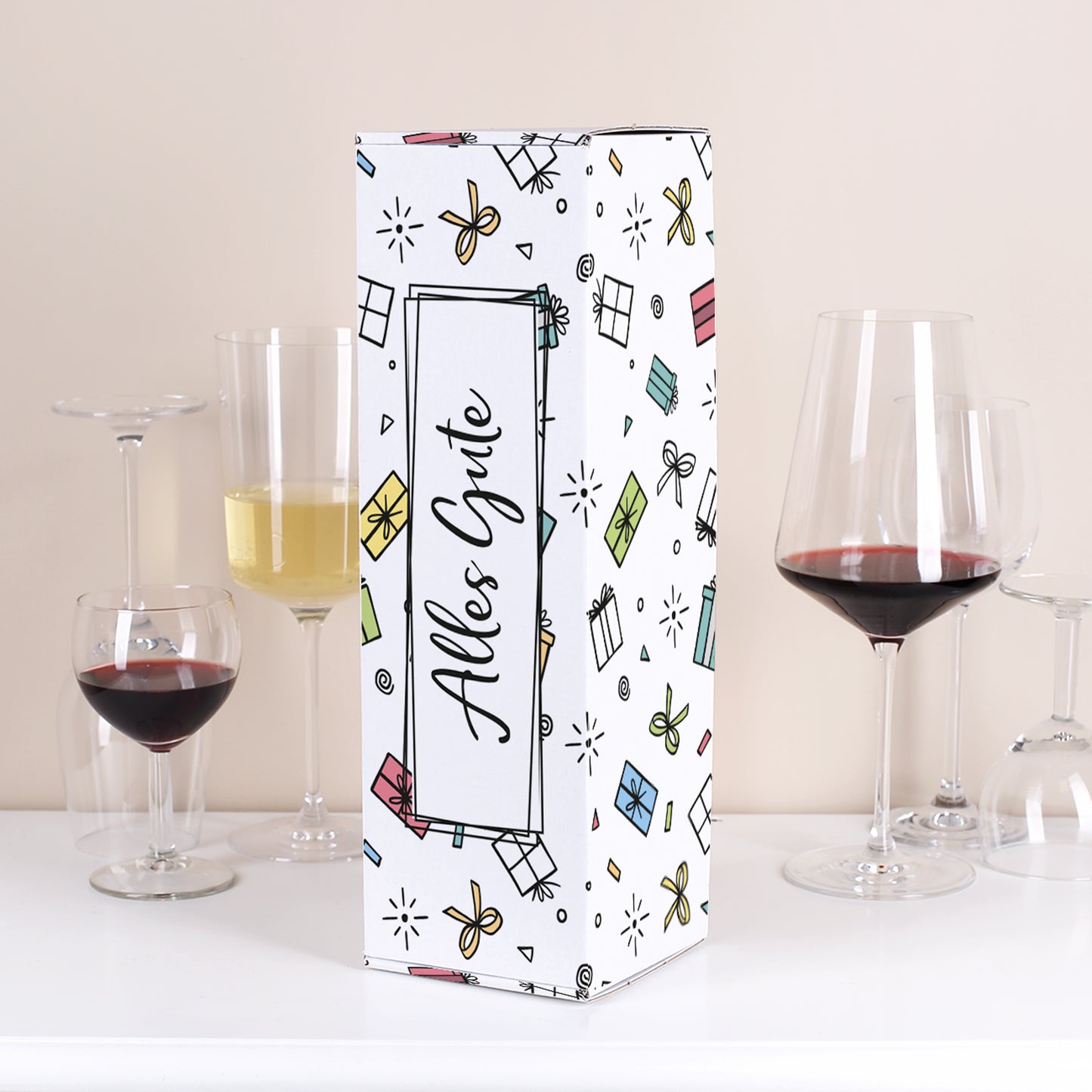 Offene Flaschenverpackung „Alles Gute“ aus stabiler Pappe, rundum bedruckt mit bunten Geschenk-Motiven. Perfekt für hochwertige Flaschenkombinationen wie Wein, Sekt oder Spirituosen.