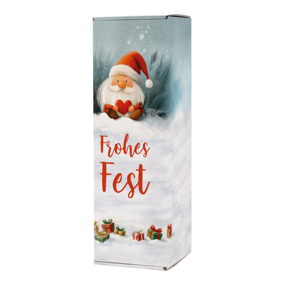 Freigestellte Flaschenverpackung „Frohes Fest“ mit Wichtelmotiv und kleinen Geschenkpaketen im Schnee