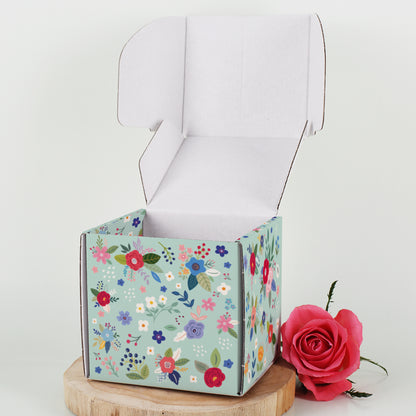 Geöffnete Muttertags-Geschenkbox mit floralem Design – geeignet für kleine Präsente wie Tassen oder Kosmetik