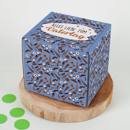 Kleine Geschenkbox zum Vatertag mit Fußball- und Werkzeugmotiv auf Holzplatte
