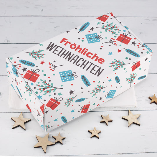 Weiße Geschenkbox zu Weihnachten mit Fröhliche Weihnachten Schriftzug, Geschenk Motiven, Zweigen, Sternen und Holzsternen als Dekoration