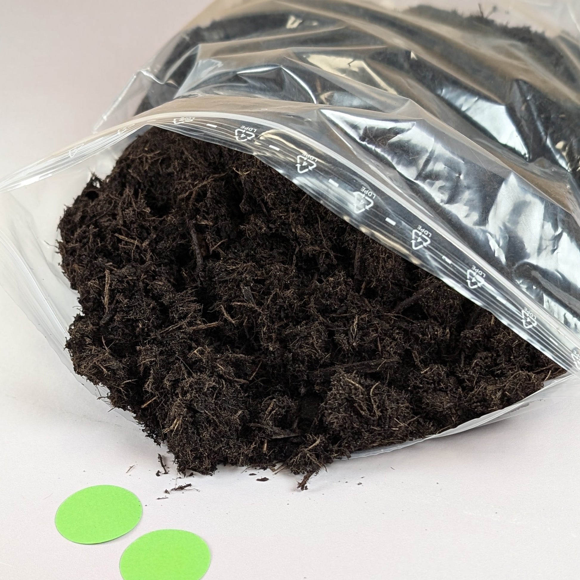 Geöffneter Beutel mit sichtbar lockerer Erde – Detailansicht