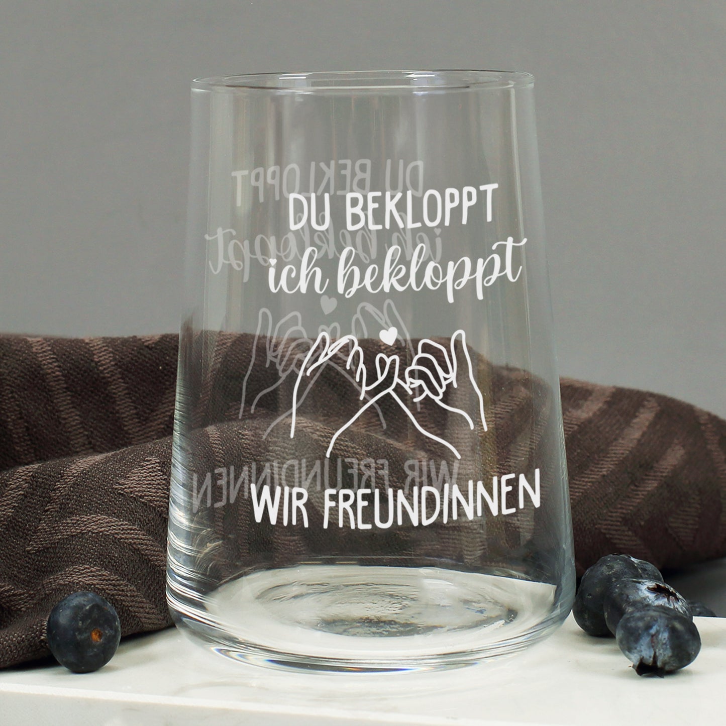 Leeres transparentes Trinkglas mit beidseitigem weißen Motivdruck und Pinky-Promise-Motiv