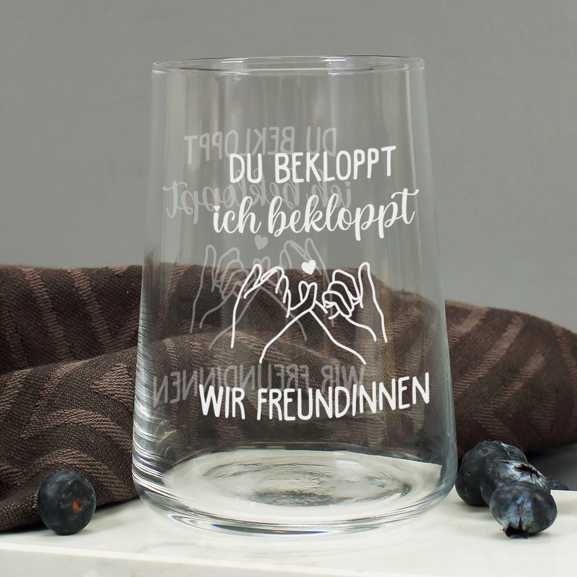 Leeres transparentes Trinkglas mit beidseitigem weißen Motivdruck und Pinky-Promise-Motiv