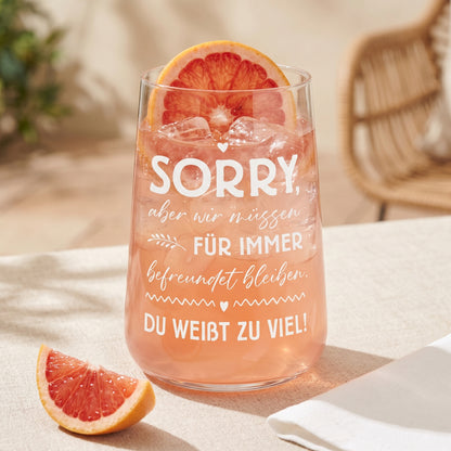 Trinkglas mit rosa Getränk, Eiswürfeln, Grapefruit und weißem Spruch „Du weißt zu viel“