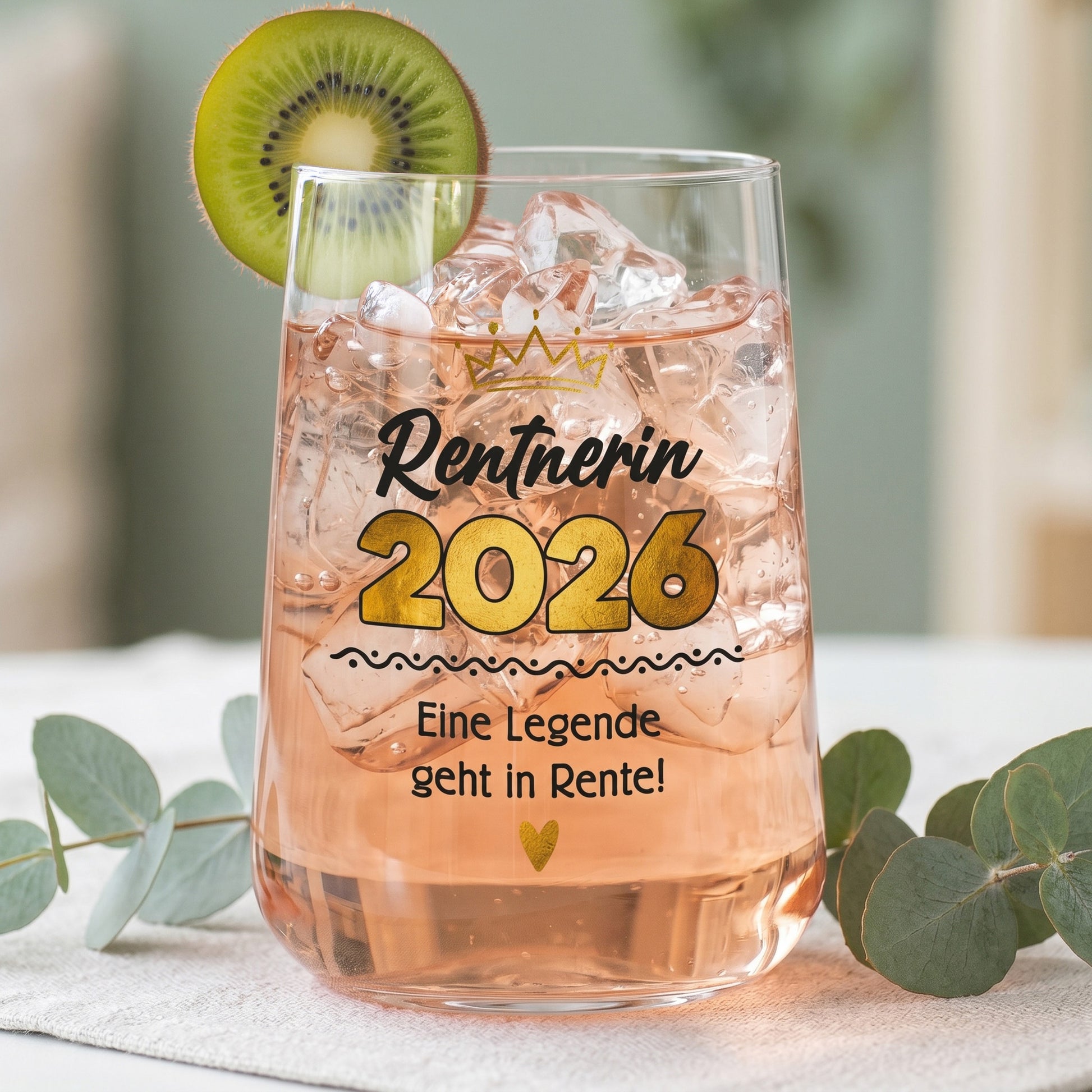 Saftglas Rentnerin 2026 mit rosa Getränk, Eiswürfeln und Kiwi-Dekoration