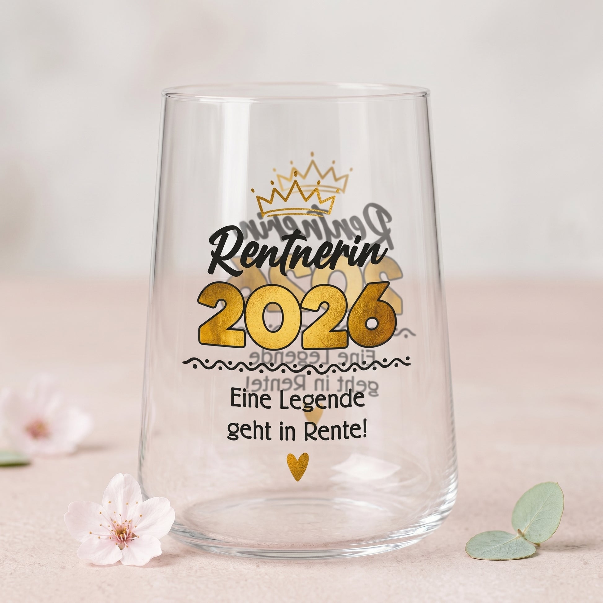 Leeres Trinkglas Rentnerin 2026 mit Krone, goldener Jahreszahl und Rentenspruch
