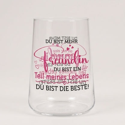 Bedrucktes Trinkglas für die beste Freundin mit Spruch auf weißem Hintergrund als Freisteller