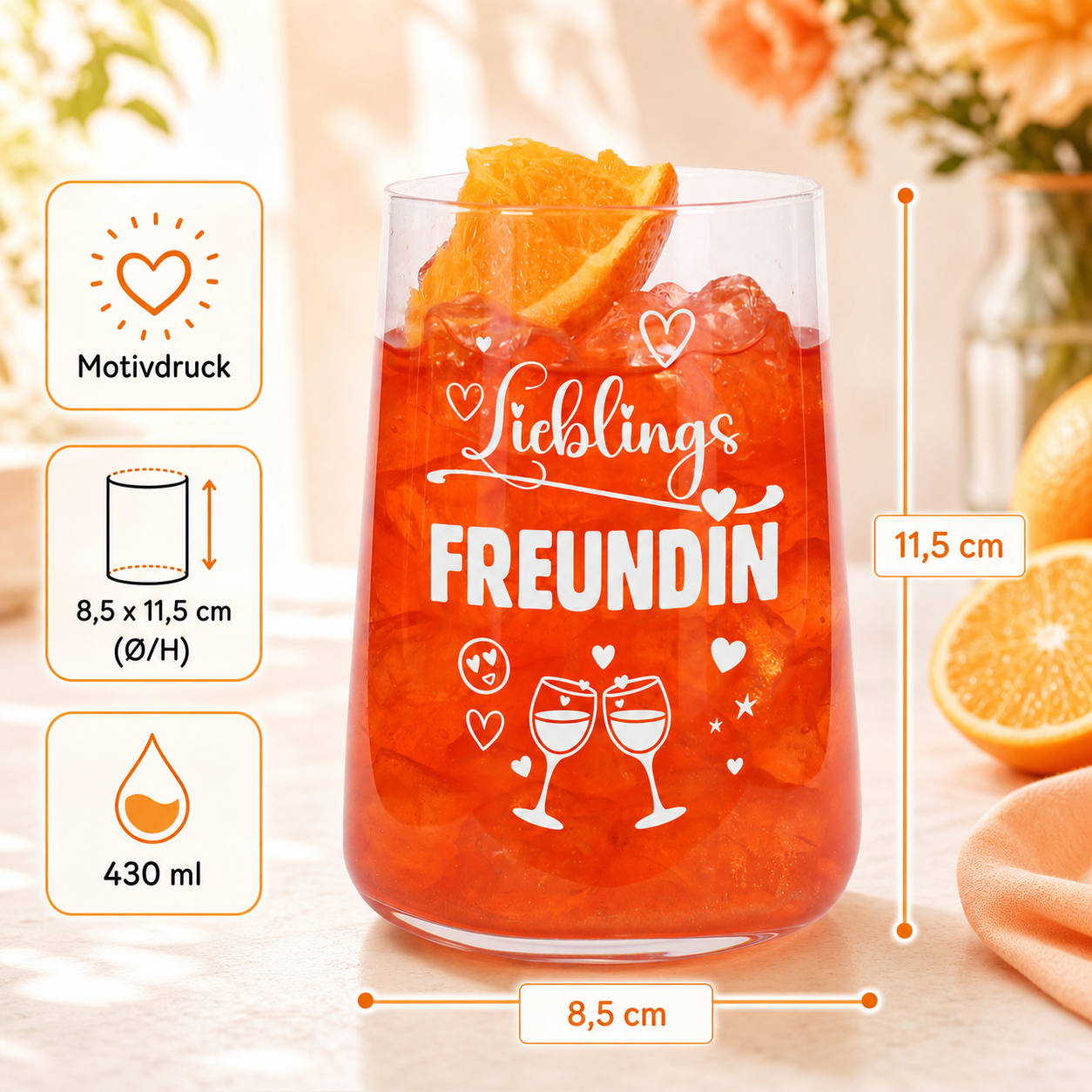 Trinkglas Lieblingsfreundin mit rotem Getränk und Eiswürfeln, dekorativ arrangiert auf Holztisch mit Orangenscheibe und freundlichem Hintergrund und Produktinformationen