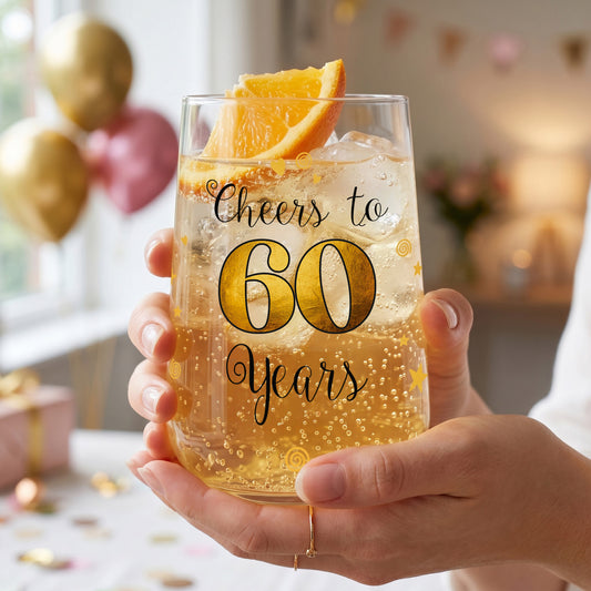 Seccoglas mit Cheers to 60 Years Aufdruck und Orangenscheibe