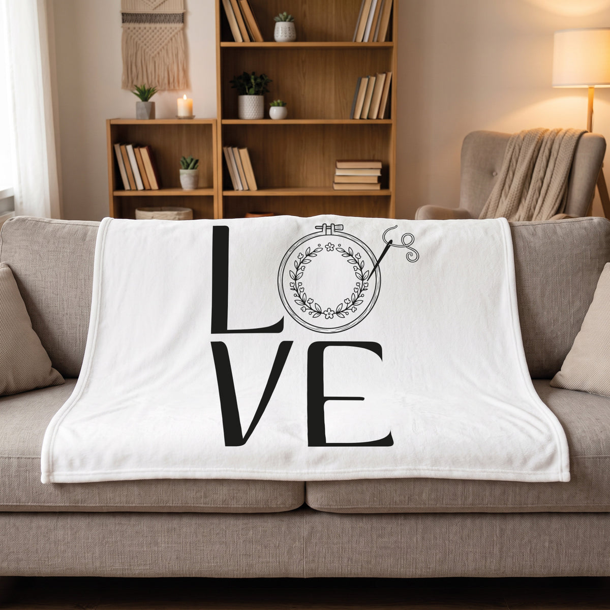 Kuscheldecke 'LOVE' mit Stickrahmen Motiv | Kleine Decke als Geschenk für Frauen & Stickfans