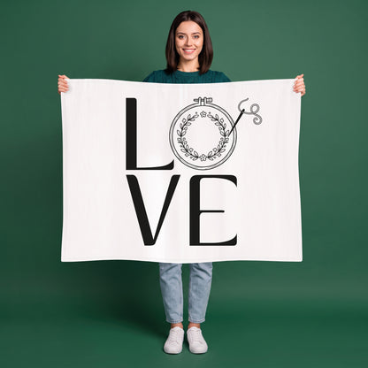 Kuscheldecke 'LOVE' mit Stickrahmen Motiv | Kleine Decke als Geschenk für Frauen & Stickfans