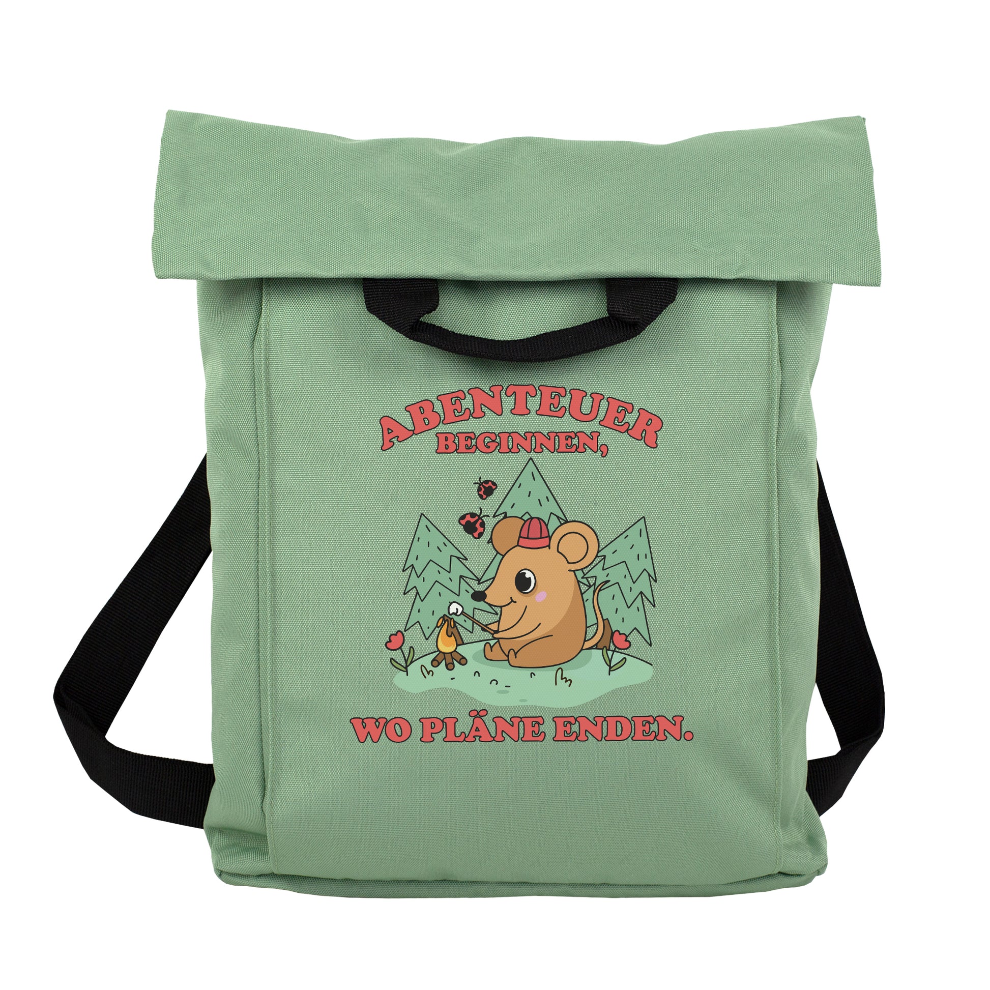 Beiger Rucksack mit Abenteuer-Maus Motiv wird beim Wandern im Wald auf dem Rücken getragen