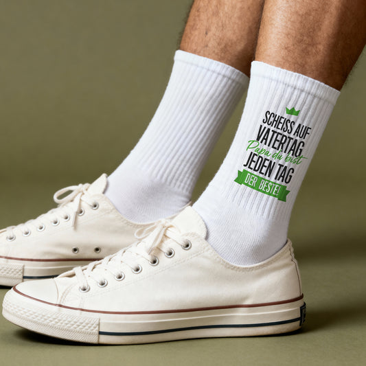 Socken für Papa mit Spruch - Papa du bist jeden Tag der Beste | Weiße Sportsocken als Vatertagsgeschenk