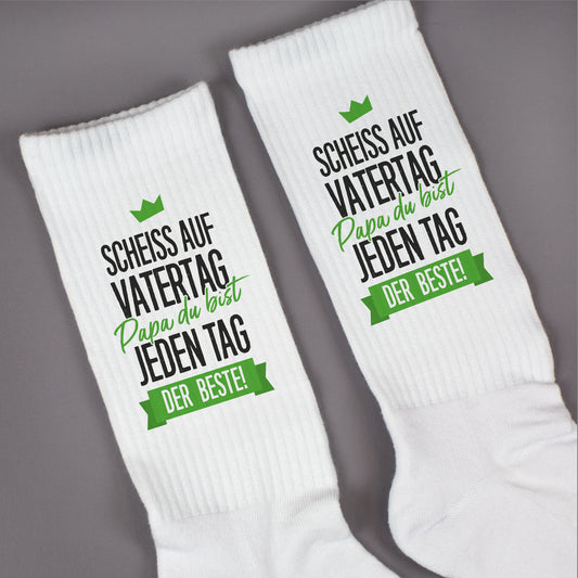 Socken für Papa mit Spruch - Papa du bist jeden Tag der Beste | Weiße Sportsocken als Vatertagsgeschenk