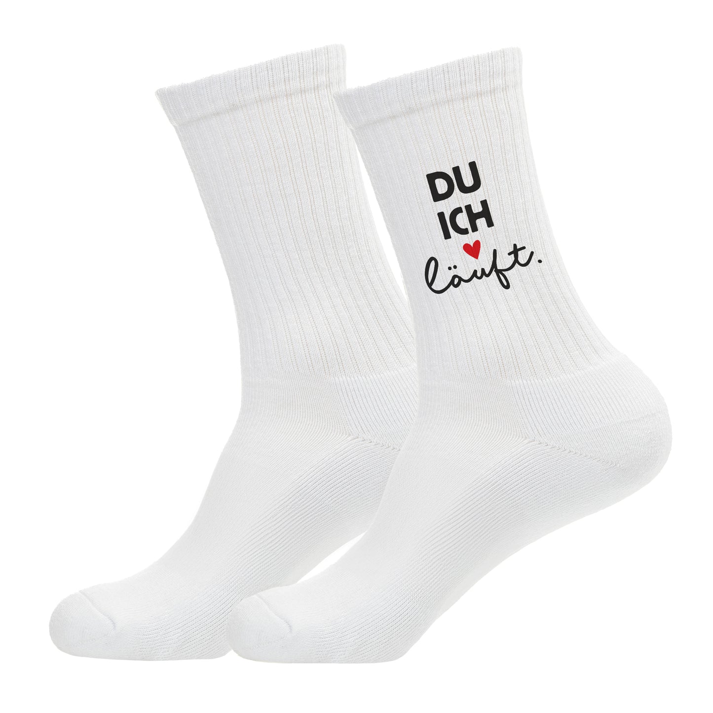 Produktfoto von zwei weißen Socken freigestellt auf weißem Hintergrund, Motiv „DU ICH läuft.“ mit Herz