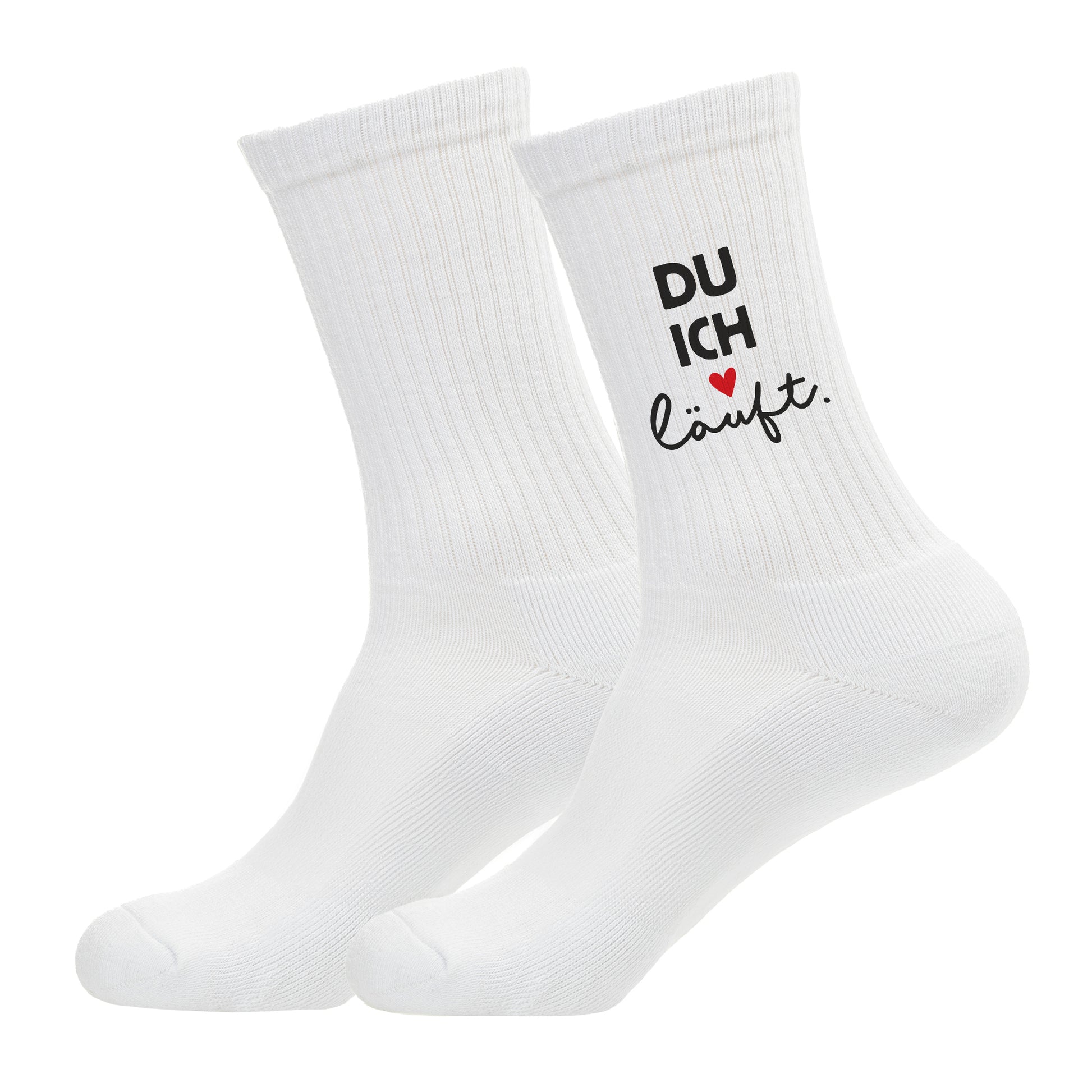 Produktfoto von zwei weißen Socken freigestellt auf weißem Hintergrund, Motiv „DU ICH läuft.“ mit Herz