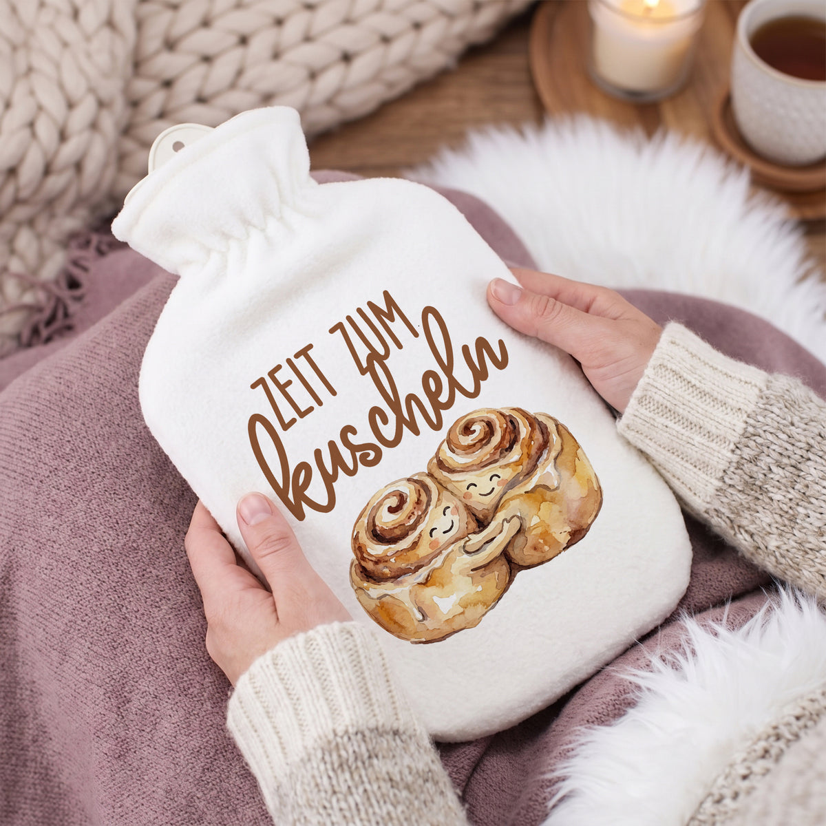 Weiße 2 Liter Wärmflasche mit Fleece-Bezug und süßem Zimtschnecken Kuschelmotiv