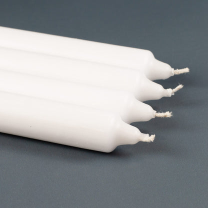 Nahaufnahme der weißen Stabkerzen-Unterseiten aus Wachs, ungebrannt.