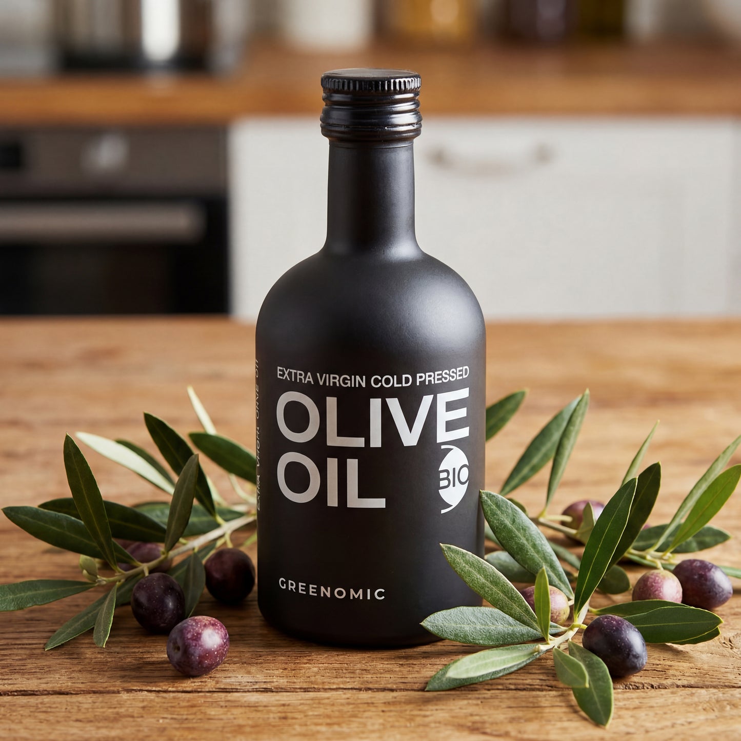 Designerflasche Olivenöl schwarz mit Olivenzweigen und Oliven auf rustikalem Holztisch