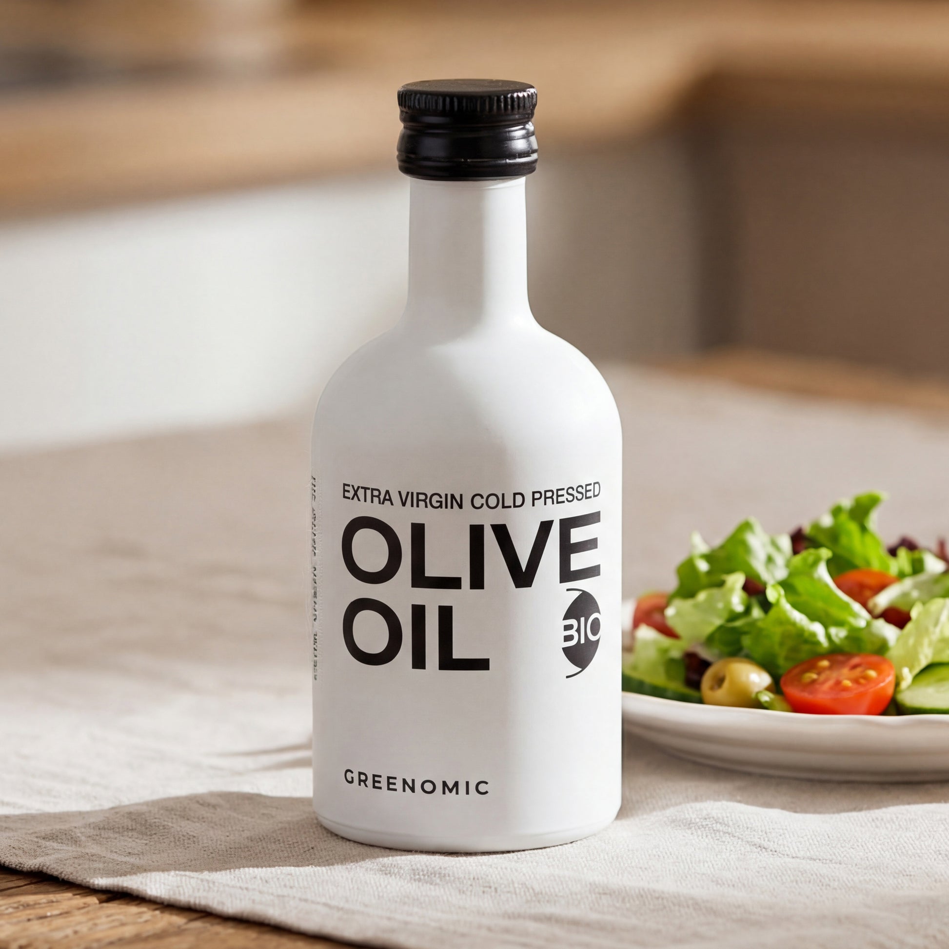 Greenomic Olivenöl in weißer Designerflasche mit Salat auf Holztisch dekoriert