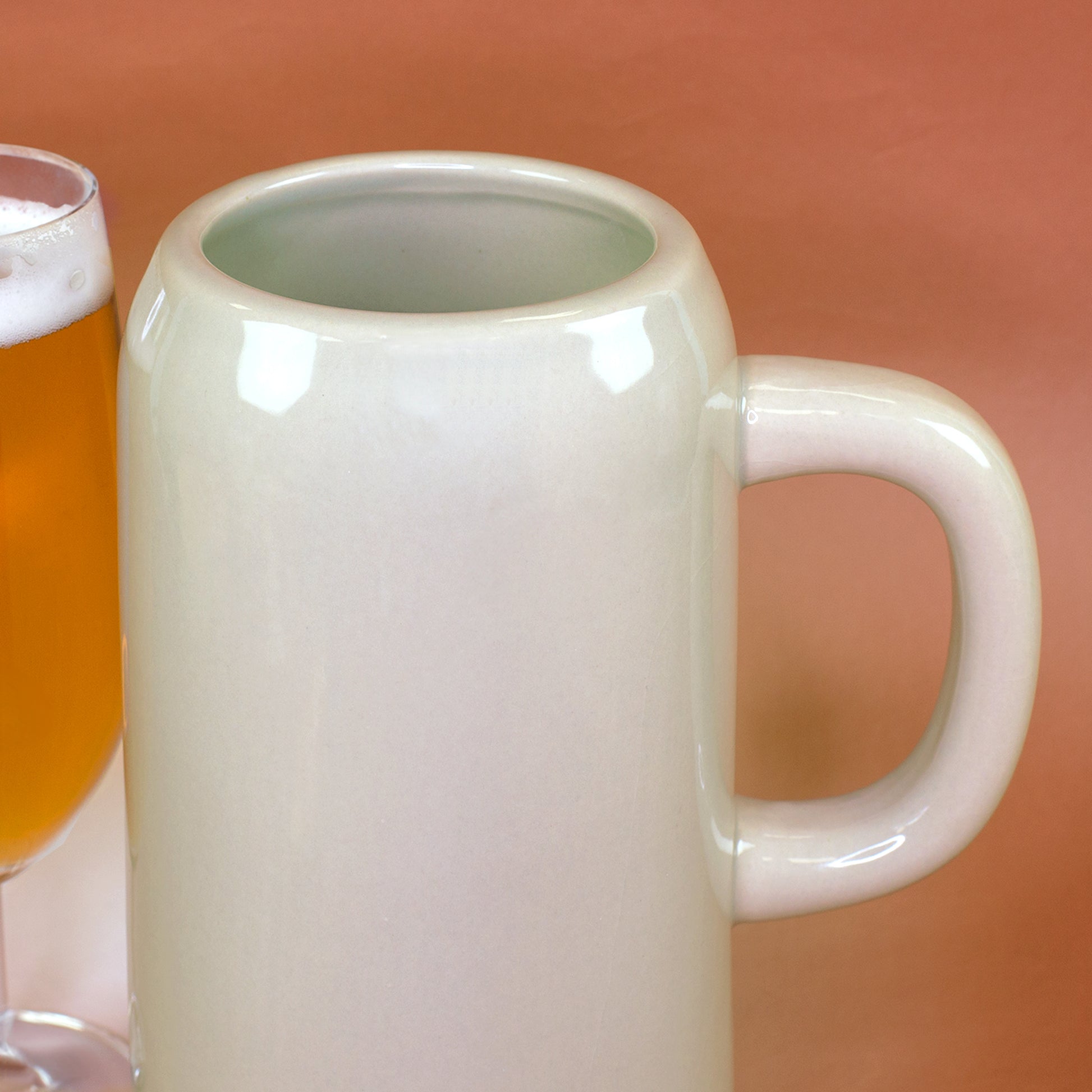 Detailansicht des großen Keramik Bierkrug