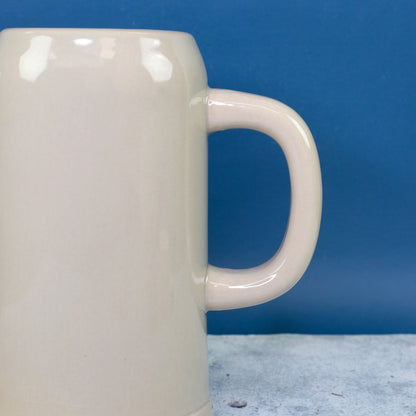 Detailansicht des Henkels des großen Keramik Bierkrug