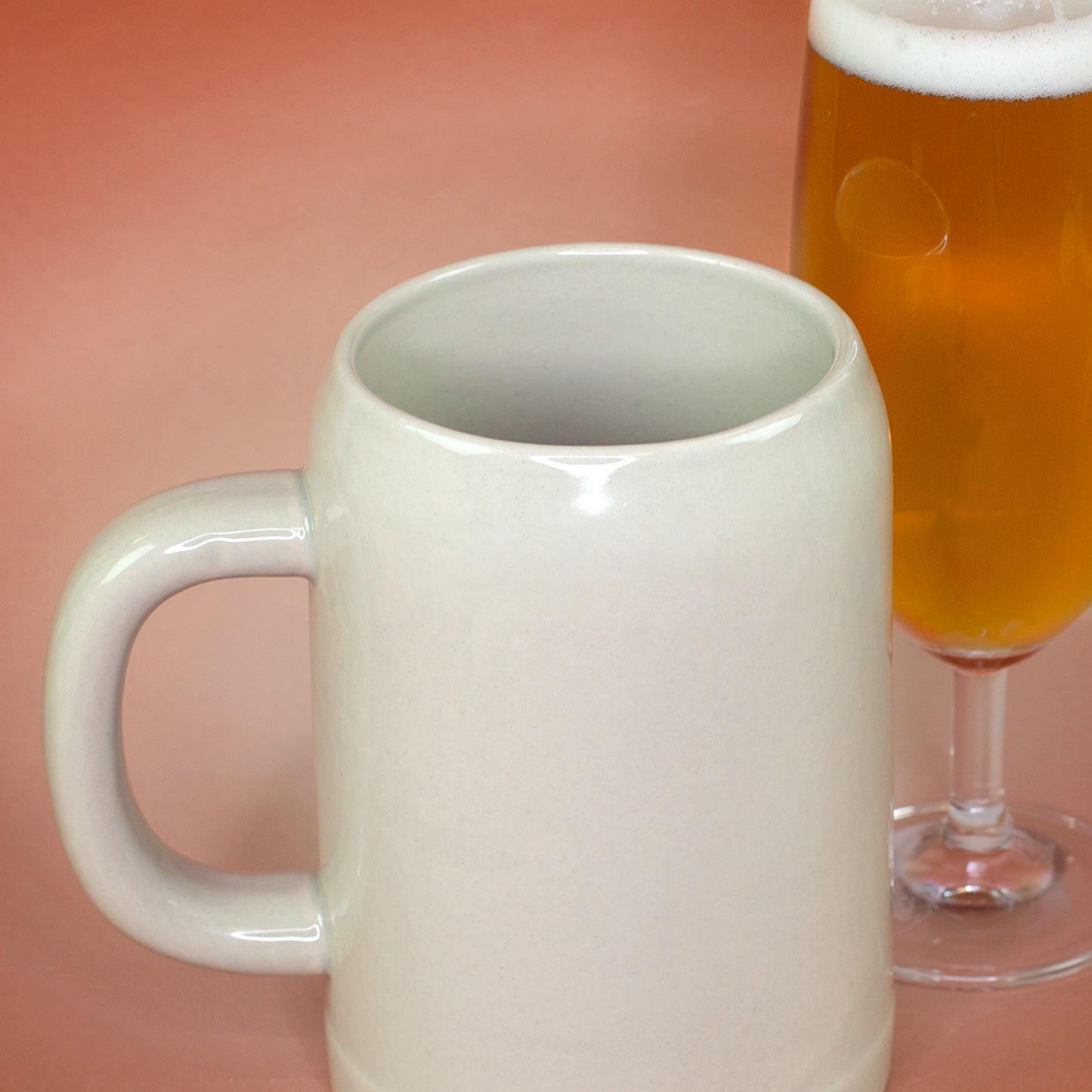 Detailansicht des großen Keramik Bierkrug neben Bierglas