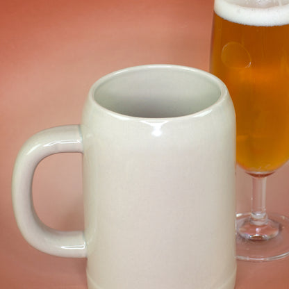 Detailansicht des großen Keramik Bierkrug neben Bierglas