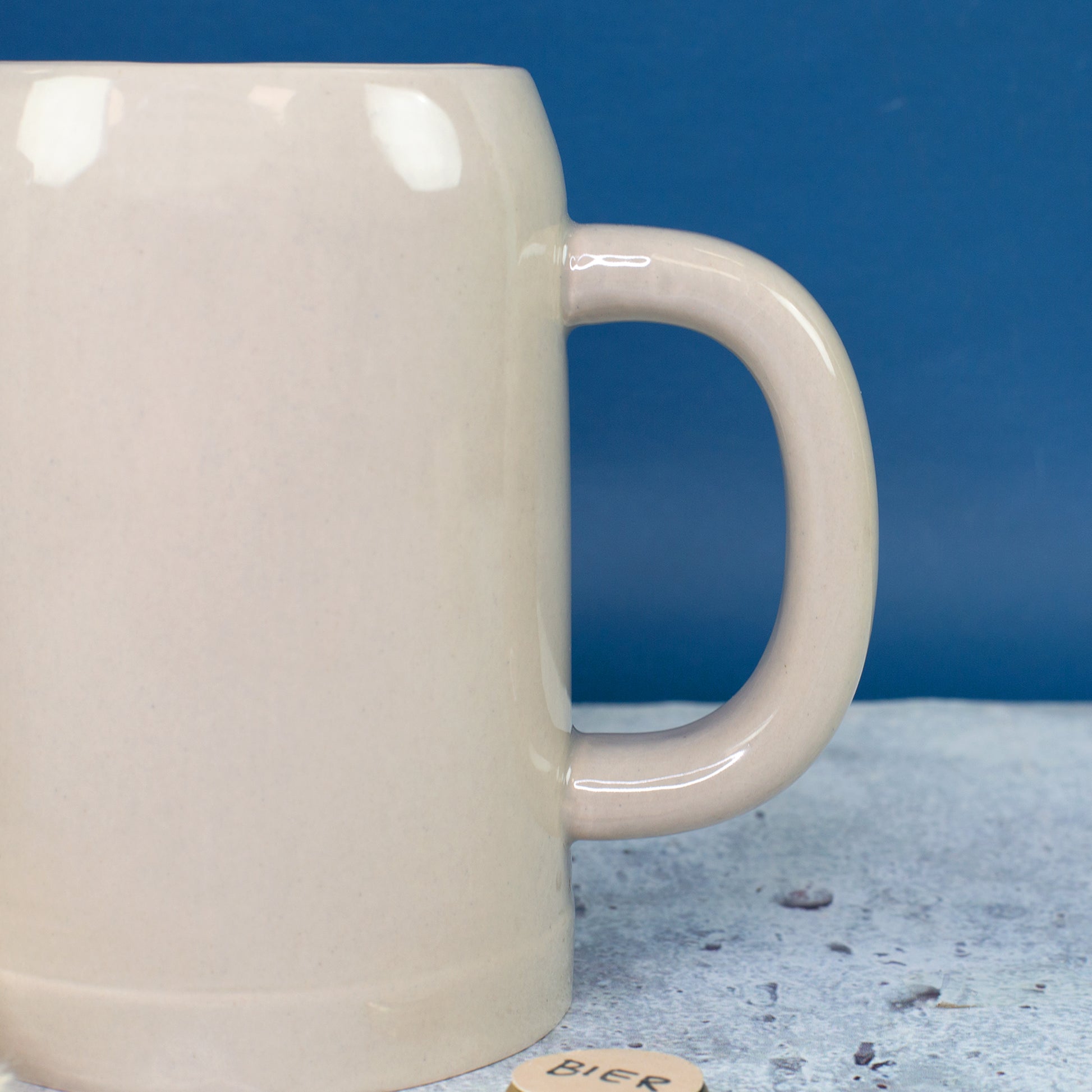 Detailansicht Henkel des Keramik-Bierkrug mit „Super Papa“-Aufdruck