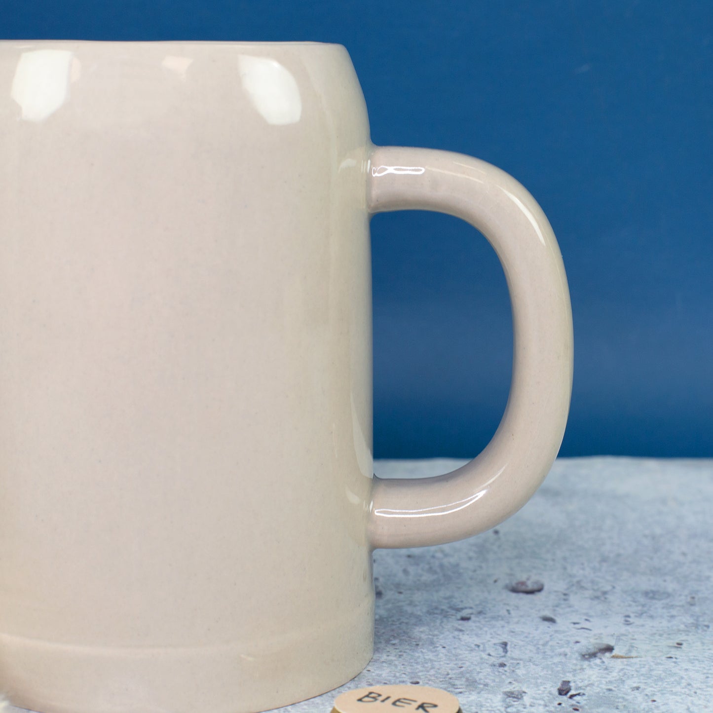 Detailansicht des kleinen Keramik Bierkrug