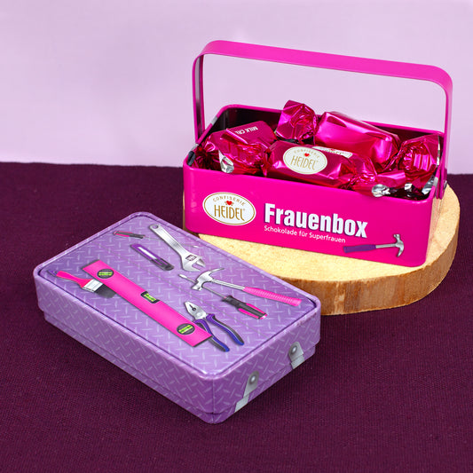 Geöffnete Frauenbox aus Blech mit Schokolade für Superfrauen und abnehmbarem Deckel