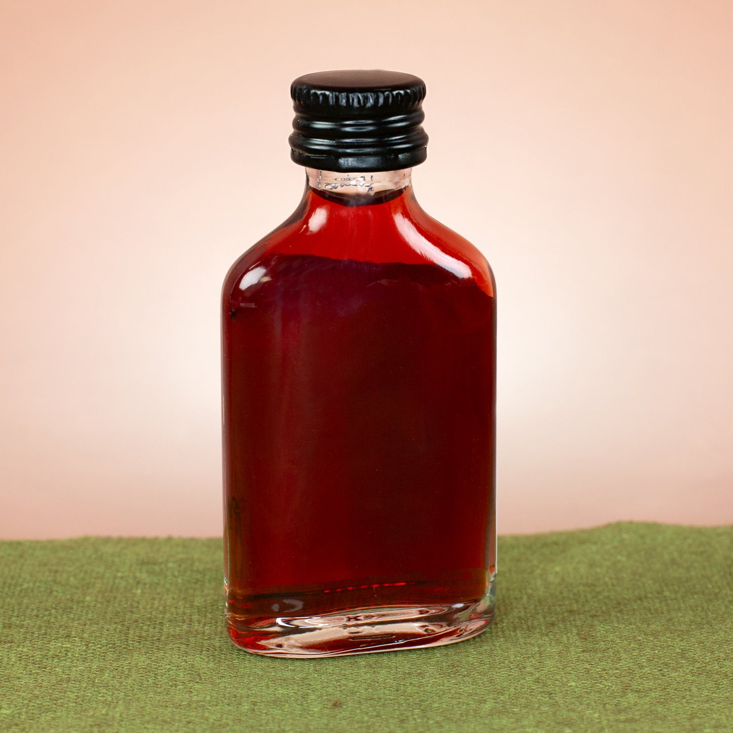 Rückseite der kleinen Flasche Amarena-Kirsch Likör „Glücks-Tröpfchen“ mit schwarzem Schraubverschluss