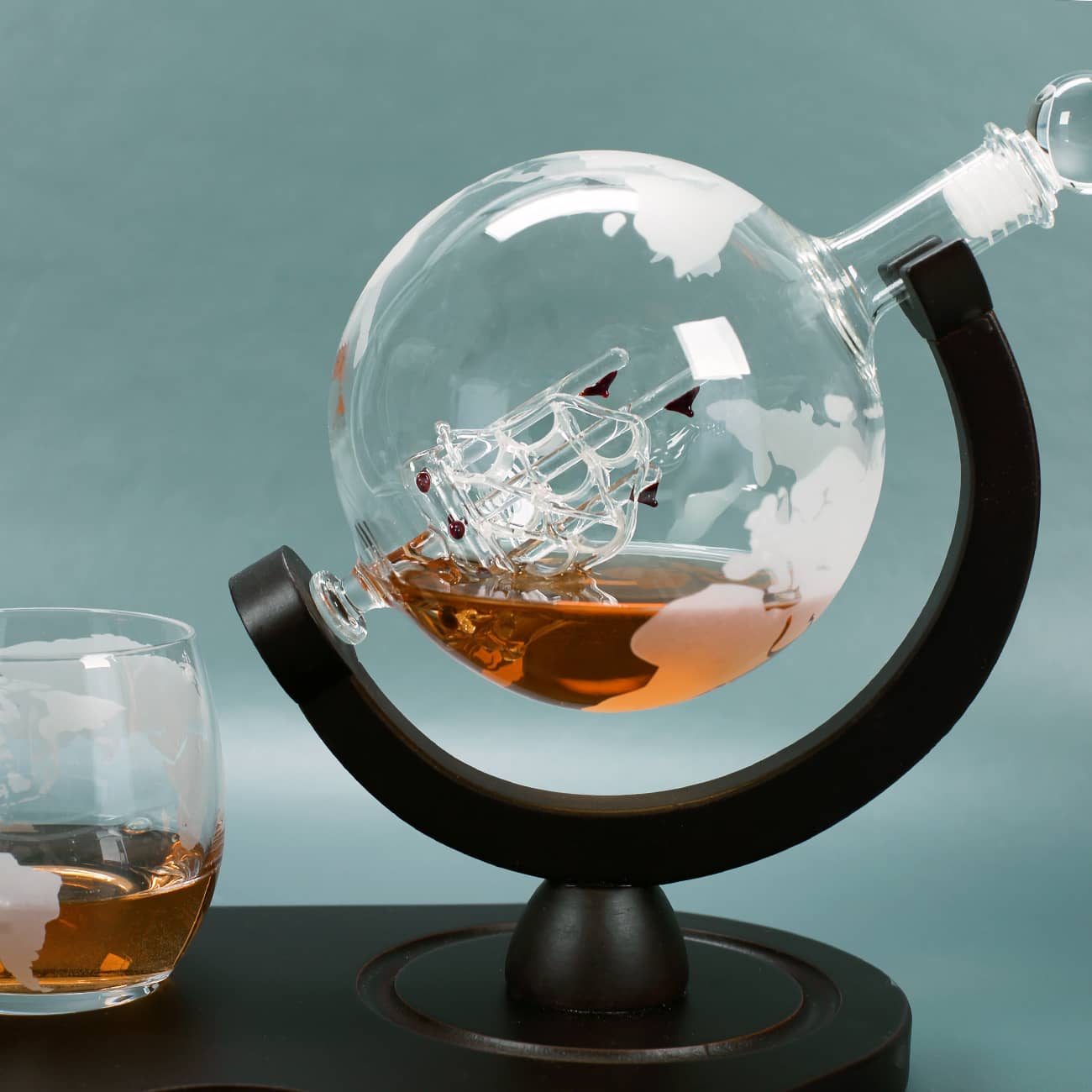 Whiskykaraffe mit mundgeblasenem Schiff im Inneren