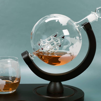 Whiskykaraffe mit mundgeblasenem Schiff im Inneren